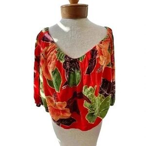 Free People tropically inspired crop. Off the shoulder fully lined.